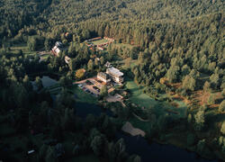 Pohled z výšky na Hotel Ostrov