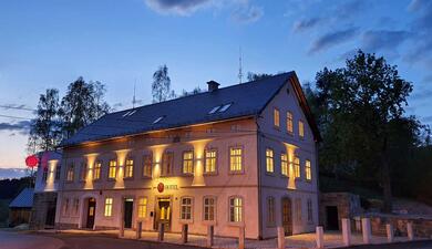 Hotel Kortus exterier večer západ slunce